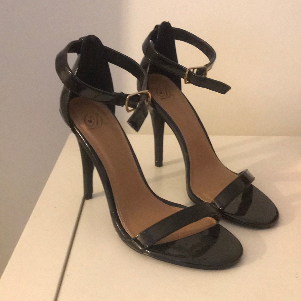 “Like New” Strappy Sandals. 7 1/2. 4 in. heel.
